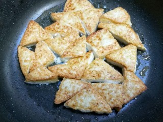 6、家常豆腐,两面金黄捞出。
