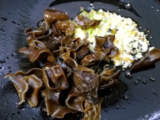 9、家常豆腐,加木耳。