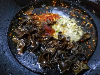 14、家常豆腐,翻炒。