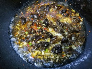 15、家常豆腐,加半碗水煮沸。