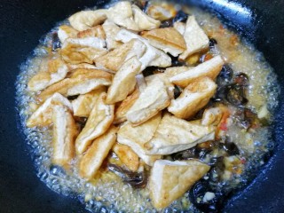 16、家常豆腐,加豆腐煮5分钟。