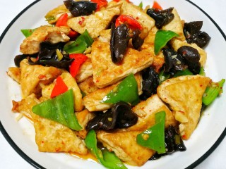 19、家常豆腐,出锅盛盘。