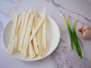 1、简易版油泼面,准备好材料