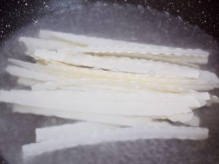 3、简易版油泼面,锅中烧开水，放入面条煮熟