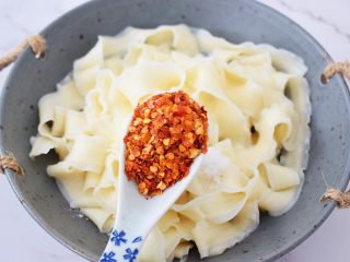 7、简易版油泼面,加入辣椒面