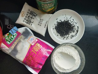 1、香酥芝麻蛋卷,准备所需材料，油选没有味道的植物油。（鸡蛋忘了入镜）