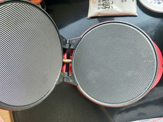 2、香酥芝麻蛋卷,还需要一个做蛋卷的蛋卷机。