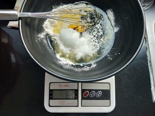 3、香酥芝麻蛋卷,所有材料称重混合，搅拌。牛奶最后加。根据面糊的稠稀度来调整牛奶的用量。