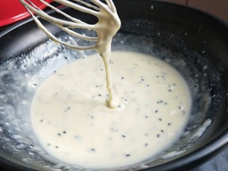 4、香酥芝麻蛋卷,面糊的稠稀度要适中。提起打蛋器可以很流畅的滴落。