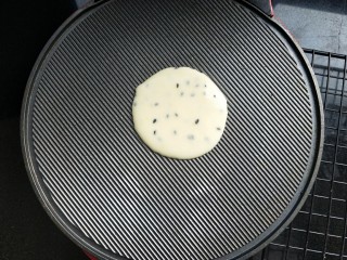 5、香酥芝麻蛋卷,蛋卷机预热好。用小勺舀一勺面糊自然滴落成圆形。做的小点，卷的层数少，更容易干透。吃起来脆。