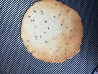 6、香酥芝麻蛋卷,大概一分钟多一点，到这种上色程度就可以了。