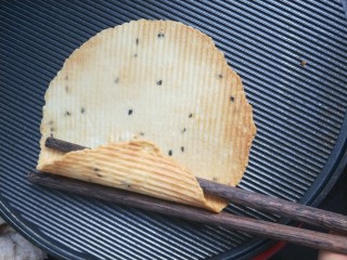 7、香酥芝麻蛋卷,筷子上面一根，下面一根。夹住，往里卷。