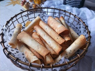 11、香酥芝麻蛋卷,酥脆的蛋卷就做好了。