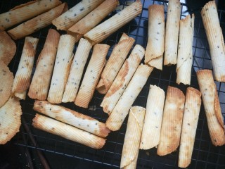 9、香酥芝麻蛋卷,依次做好所有的。放在架子上晾凉。