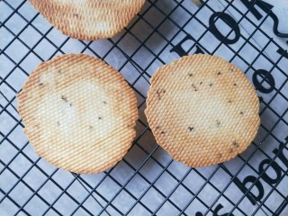 10、香酥芝麻蛋卷,如果觉得卷很麻烦，直接做成脆片不卷起也可以。