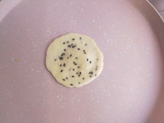 14、香酥芝麻蛋卷,有朋友会问没有蛋卷机，平底锅能做吗？也可以，但是一定要摊薄。最好是用刮板刮开或者盖一张油纸用平的工具压一下。总之要薄。