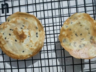 15、香酥芝麻蛋卷,放凉，干透也是脆的。因为是剩的最后的面糊试做的，这两个做的不是很薄，也没有卷。