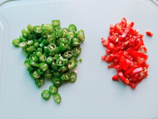 4、红烧虾,青椒椒分别清洗干净切成小丁备用。