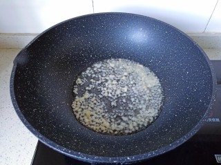 5、红烧虾,热锅凉油把蒜泥炒香。