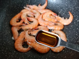 7、红烧虾,加料酒2勺。