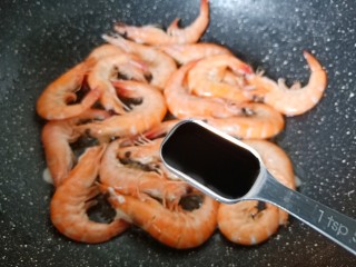 8、红烧虾,加两勺生抽。