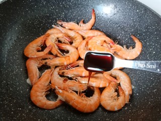 9、红烧虾,加两勺蚝油提鲜。