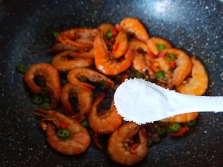 10、红烧虾,等汤汁差不多时加盐调味。