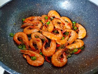 12、红烧虾,炒到辣椒断生就可以关火了！