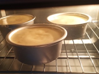 9、网红便当盒子蛋糕,把面糊倒入4寸模具，倒入模具的八分满，震几下气泡（正常是4个模具，每个8分满。我的模具不够了，所以就用了3个十分满）