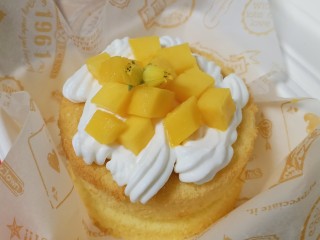 12、网红便当盒子蛋糕,便当盒子里面铺一层油纸，放上一片蛋糕片，挤上奶油，当上芒果丁，再铺上一片蛋糕，挤上奶油，最上面放芒果丁即可。