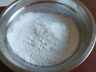 3、油炸汤圆,加入适量白糖。