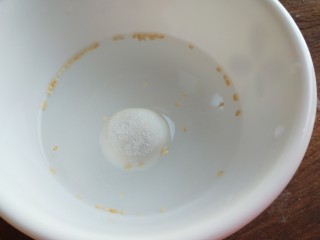 13、油炸汤圆,把汤圆沾一下水捞出来。