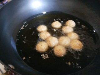 17、油炸汤圆,放入汤圆小火炸制。