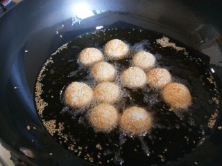 18、油炸汤圆,炸制金黄捞出来。