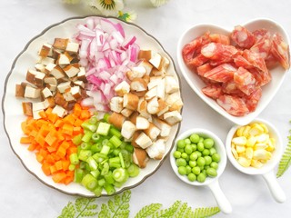 2、香到流口水的香菇腊肠焖饭,所有食材清洗干净。火腿斜切厚片，其余食材切粒。