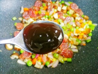 4、香到流口水的香菇腊肠焖饭,加一勺蚝油。