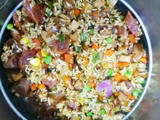 10、香到流口水的香菇腊肠焖饭,放入臻米脱糖电饭煲中。