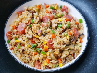 19、香到流口水的香菇腊肠焖饭,好吃到停不下来。