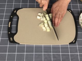 2、奶油蘑菇培根螺旋意面,洋葱切成小丁备用