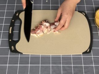 3、奶油蘑菇培根螺旋意面,培根切成指宽的段备用