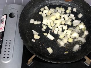 6、奶油蘑菇培根螺旋意面,盛出培根，留煎培根的油下蒜片和洋葱丁翻炒