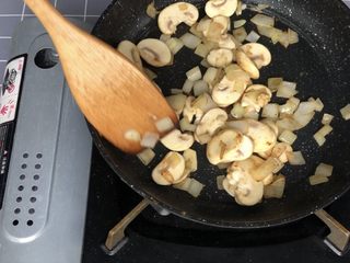 8、奶油蘑菇培根螺旋意面,炒到蘑菇变软，表面微微金黄