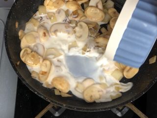 9、奶油蘑菇培根螺旋意面,倒入60g牛奶和40g淡奶油煮开