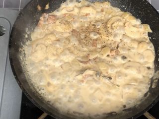 12、奶油蘑菇培根螺旋意面,再加入适量盐和黑胡椒调味