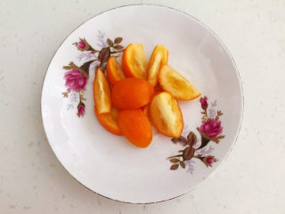 3、鸡蛋醪糟汤,小金桔清洗干净，切成小块