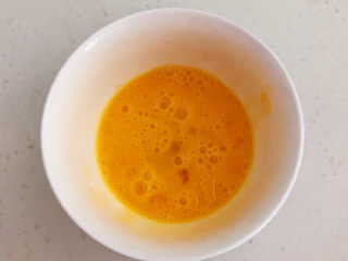 5、鸡蛋醪糟汤,把鸡蛋打散