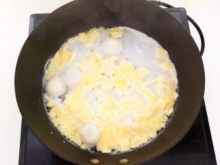 9、鸡蛋醪糟汤,把鸡蛋汁淋入锅里，加入醪糟