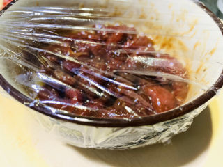 7、爆炒牛肉丝,保鲜膜裹住碗，放冰箱冷藏腌制一晚上；