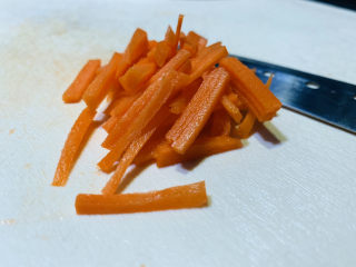 8、爆炒牛肉丝,另准备胡萝卜少许，洗净切丝；