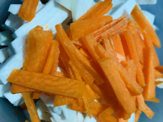 10、爆炒牛肉丝,将胡萝卜丝和杏鲍菇丝装密封碗，放冰箱待用，第二天早上起床，直接拿出来炒就可以了；